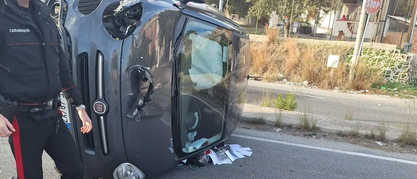Incidente a Bova, auto si ribalta: necessario l'intervento dei vigili del fuoco