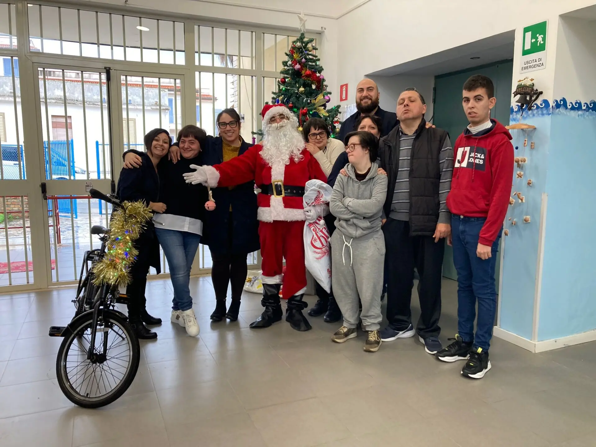 Villa San Giovanni, sorrisi e regali di Natale per la Cooperativa Sociale Rose Blu