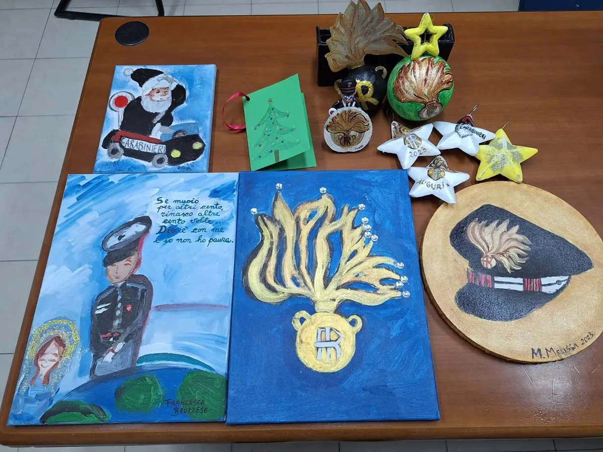 Melicucco, giovani allestiscono un albero di Natale dentro la stazione dei carabinieri