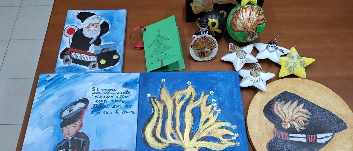 Melicucco, giovani allestiscono un albero di Natale dentro la stazione dei carabinieri