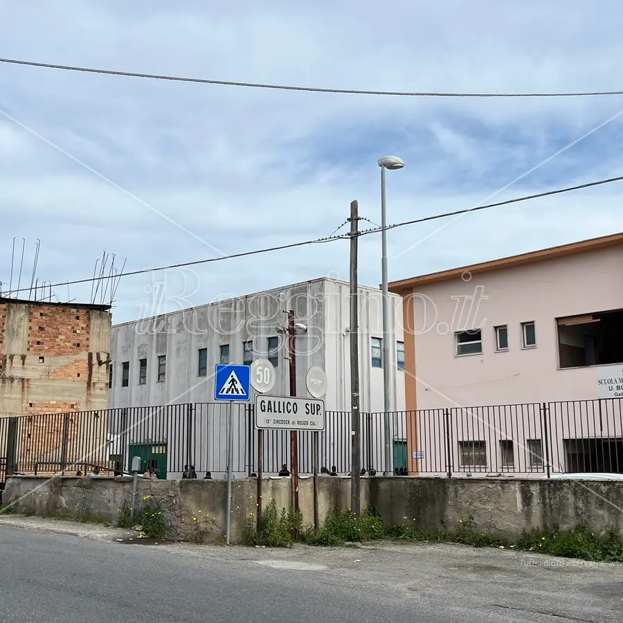 Reggio, la scuola Boccioni di Gallico sarà demolita e ricostruita e intanto ospita migranti