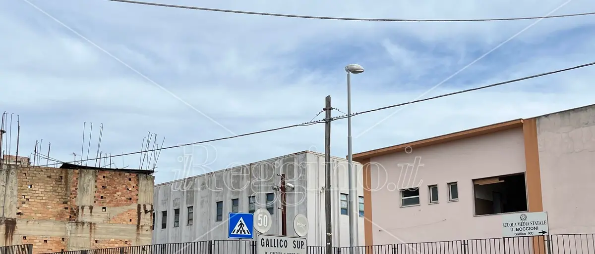 Reggio, la scuola Boccioni di Gallico sarà demolita e ricostruita e intanto ospita migranti