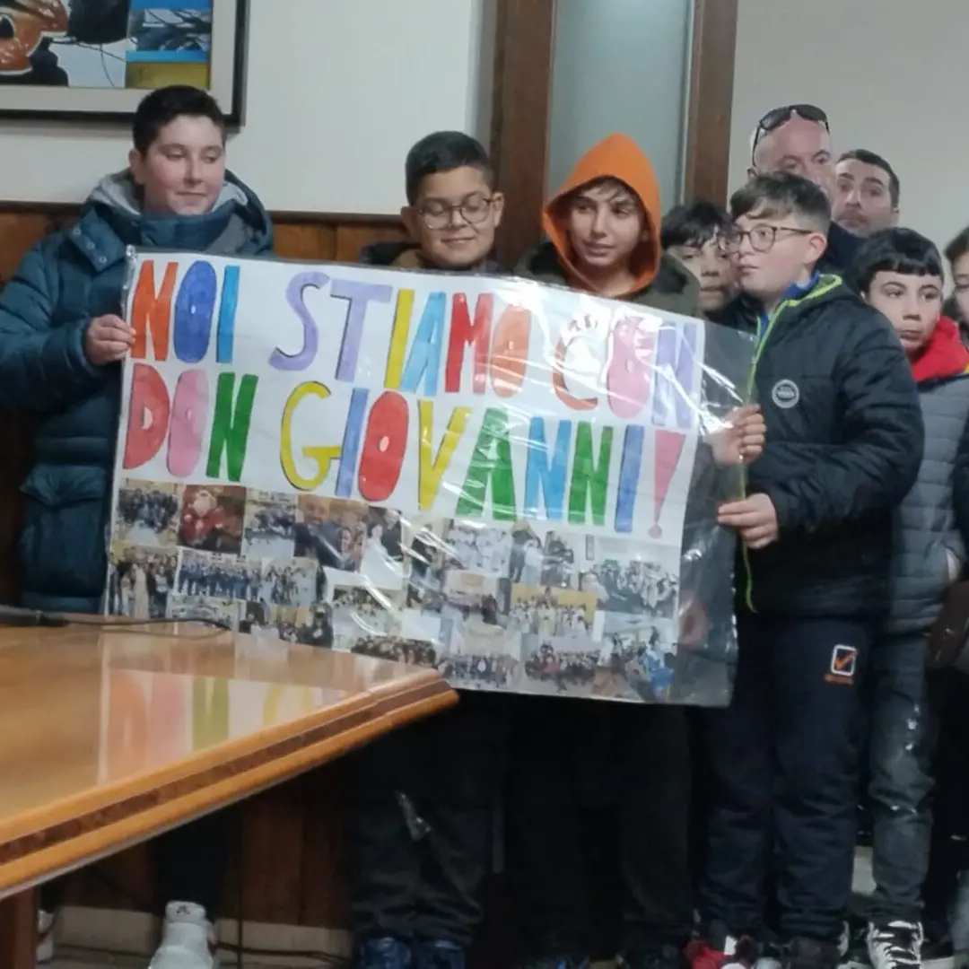 Varapodio, il sangue freddo dei capo scout salva dieci ragazzini dalle fiamme che hanno investito la Canonica