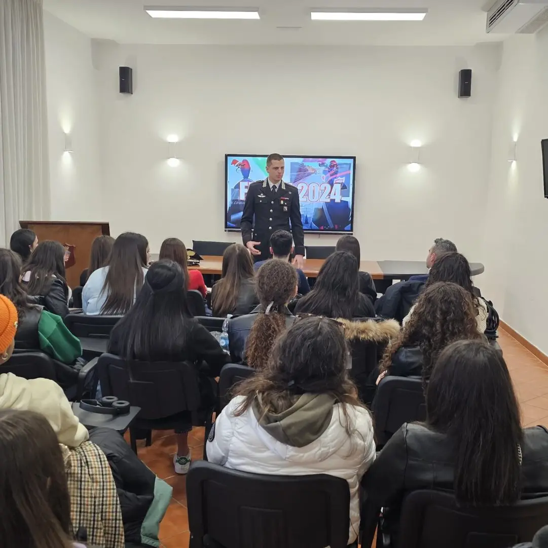 Reggio, gli alunni del liceo Gullì incontrano i carabinieri