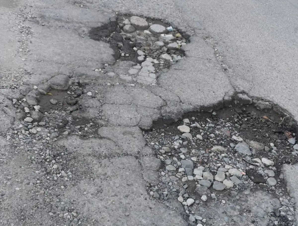 Reggio, voragini sulle strade di Saracinello: la denuncia dei residenti