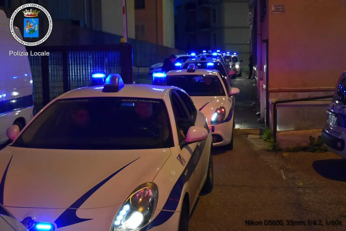 Reggio, Polizia Locale: «Arresti e denunce grazie all'attività a tutela del decoro urbano e del diritto alla casa»