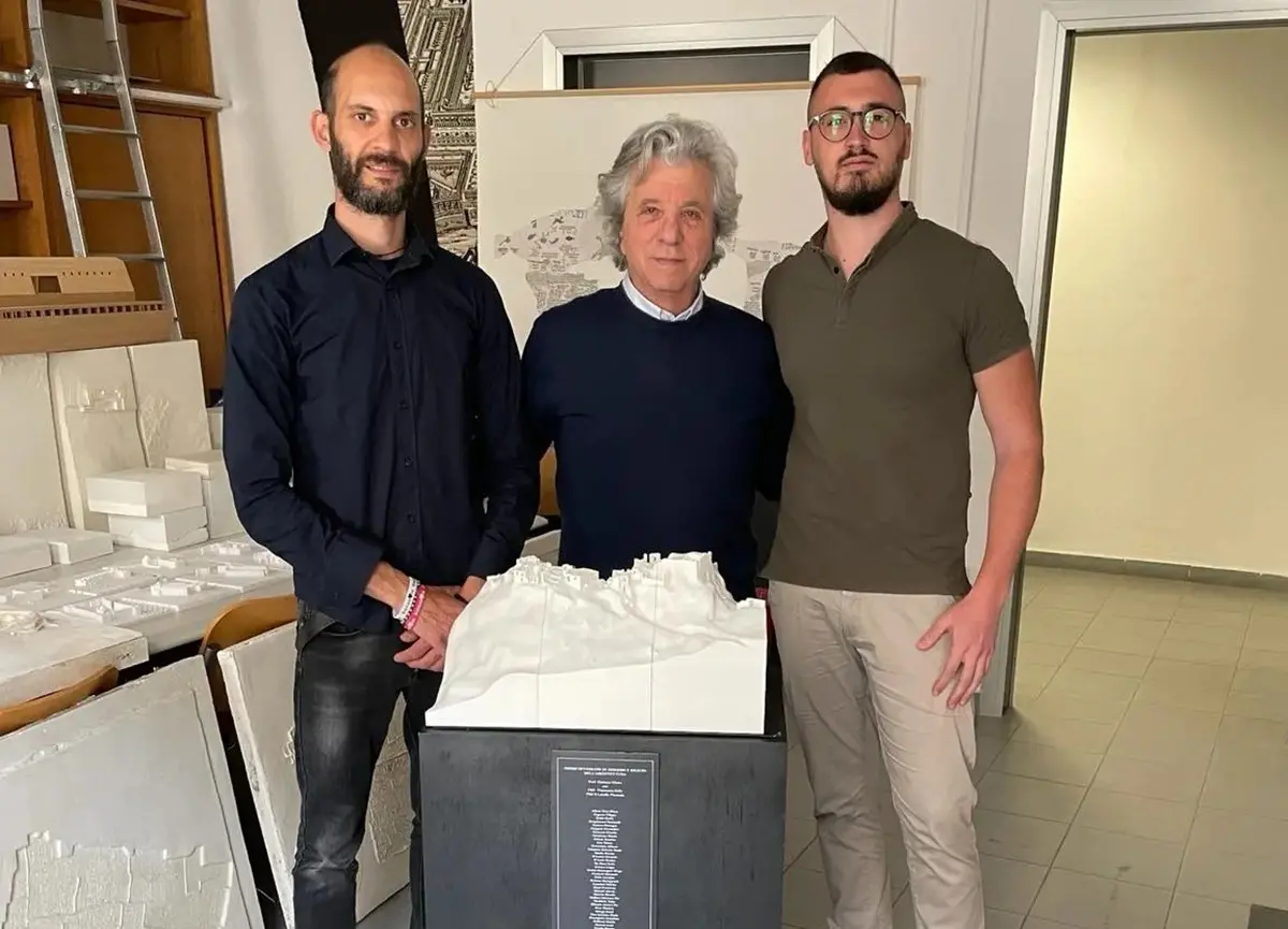 Reggio, il Laboratorio Officina Medi_ter dona alla Pro Loco di Brancaleone un modello in scala della Rocca Armenia di Bruzzano Zeffirio