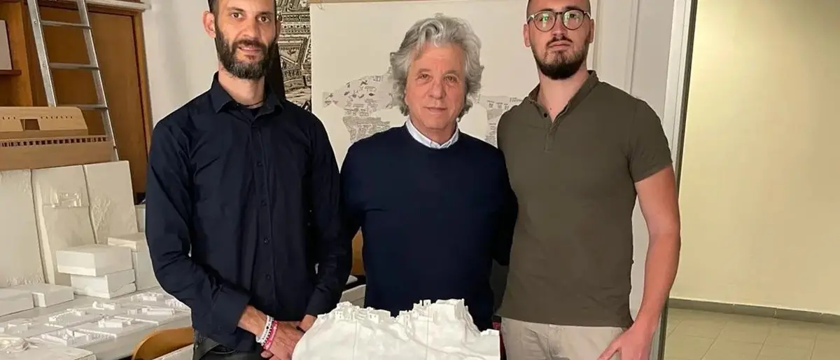 Reggio, il Laboratorio Officina Medi_ter dona alla Pro Loco di Brancaleone un modello in scala della Rocca Armenia di Bruzzano Zeffirio