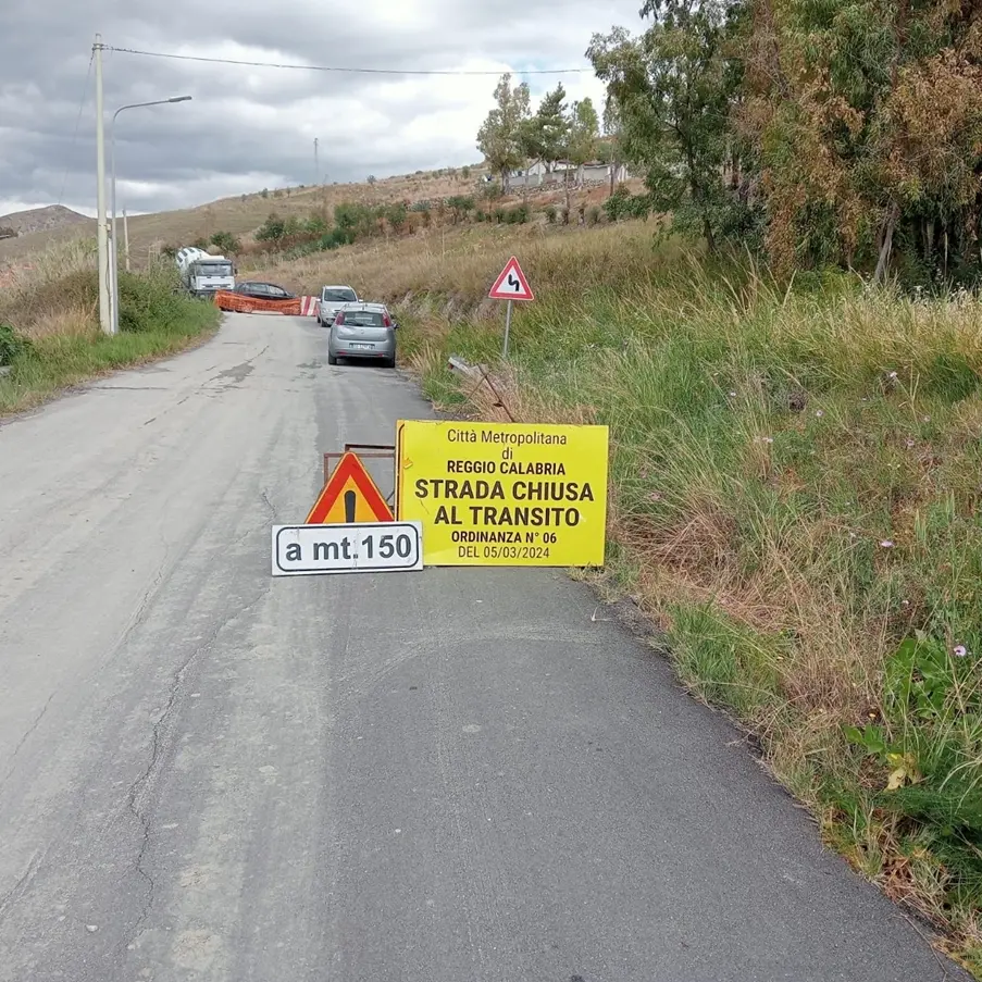 Reggio, frana sulla Sp93, le precisazioni della Città Metropolitana: «L'arteria stradale era chiusa al transito veicolare»