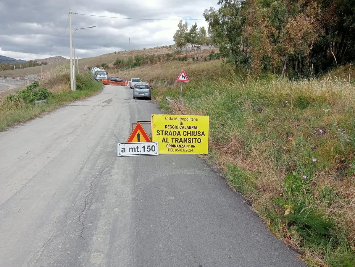 Reggio, frana sulla Sp93, le precisazioni della Città Metropolitana: «L'arteria stradale era chiusa al transito veicolare»