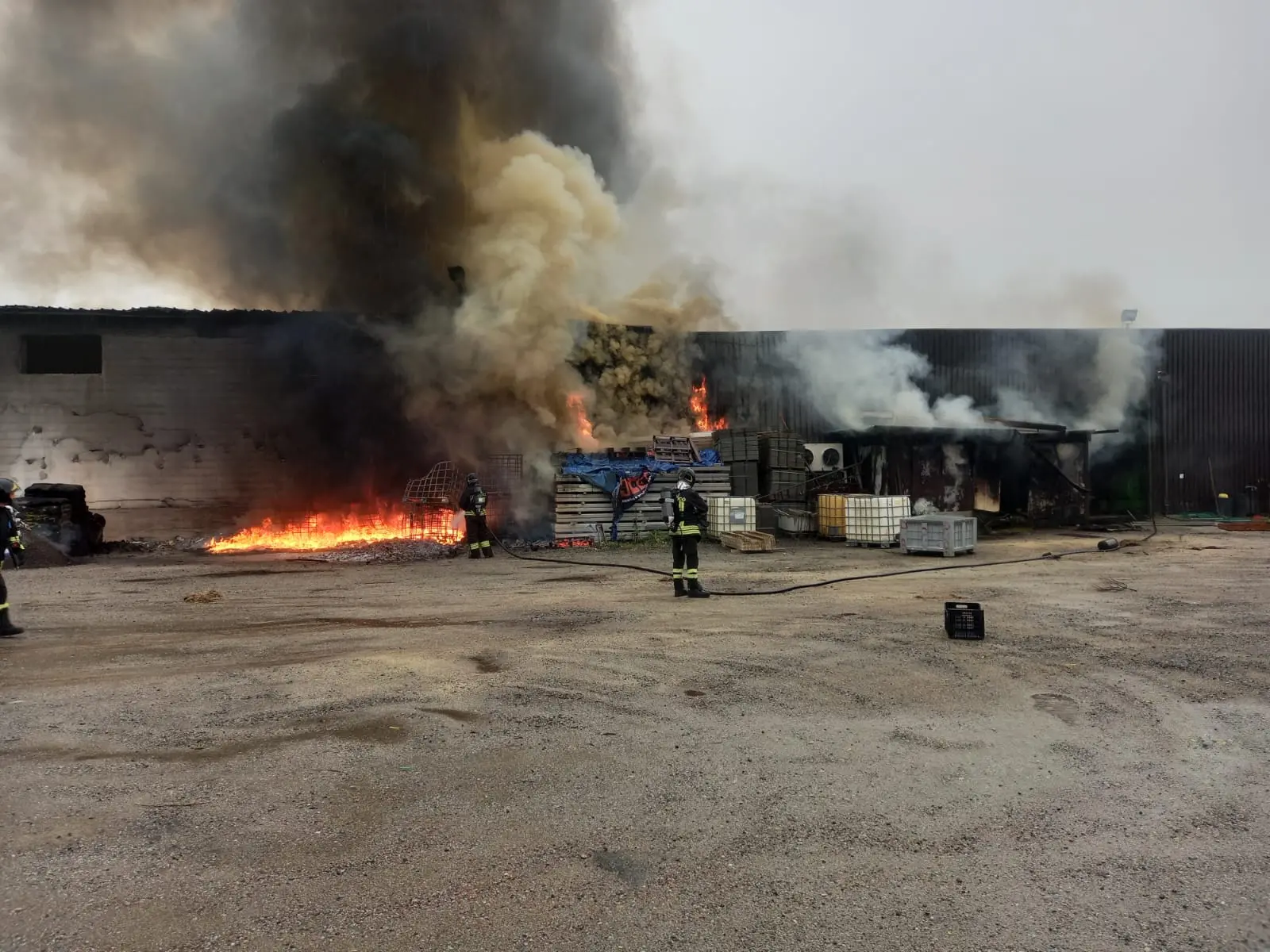 Rosarno, grosso incendio in un capannone di agrumi. Sul posto cinque squadre di Vigili del Fuoco