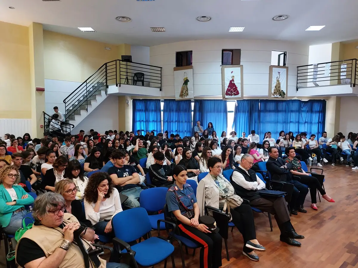 Palmi, il vescovo Alberti agli studenti dell'istituto Pizi: «Non nascondetevi. Solo le sfide fanno crescere»