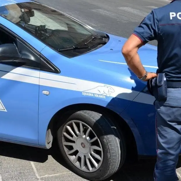 Incendia 24 autovetture e minaccia di far esplodere un palazzo