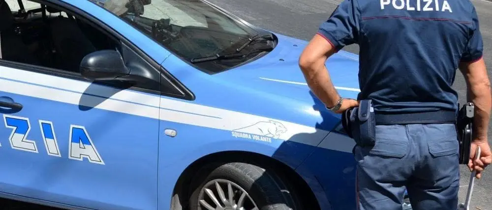 Incendia 24 autovetture e minaccia di far esplodere un palazzo