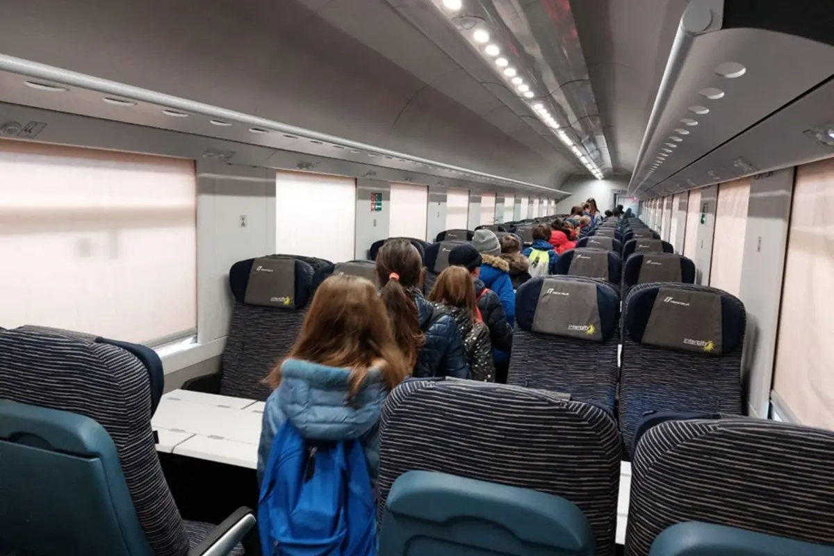 Stazione di Reggio, i bambini diventano piccoli ferrovieri per un giorno