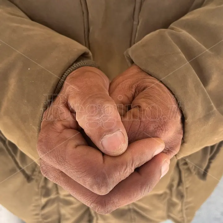 A Reggio crescono le persone sole e le famiglie in difficoltà, la Caritas tende la mano: ecco il calendario delle mense tra Natale e l’Epifania
