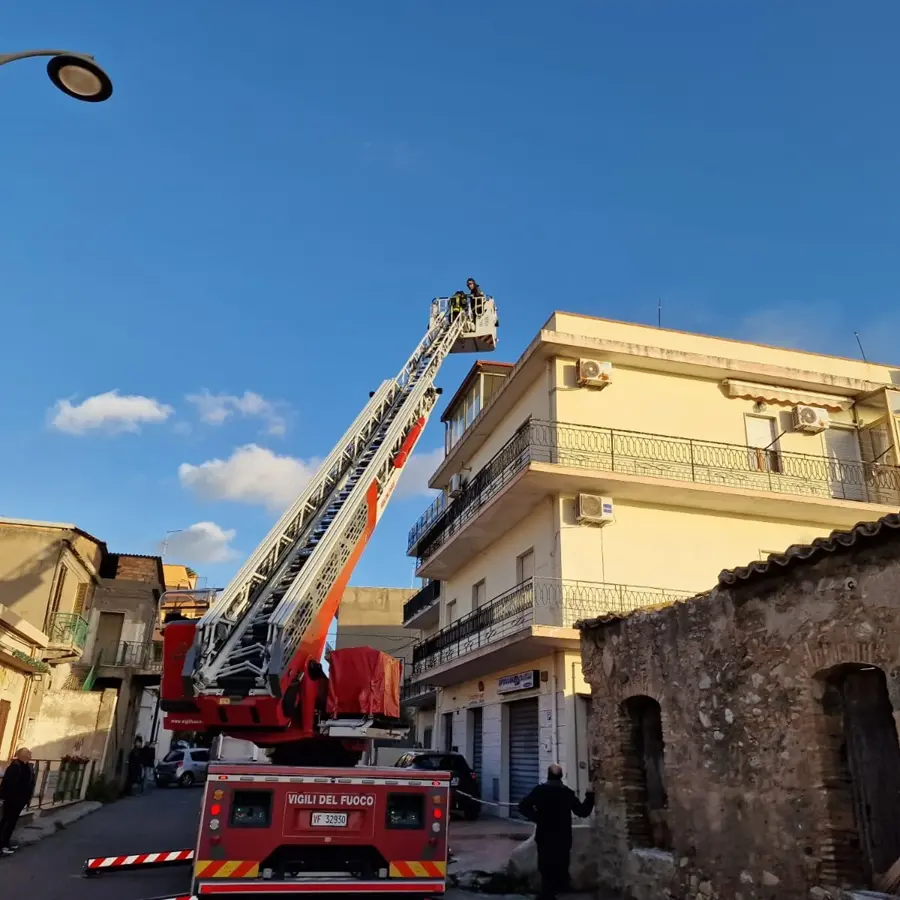 Reggio, vigili del fuoco spengono incendio in appartamento: nessuna vittima
