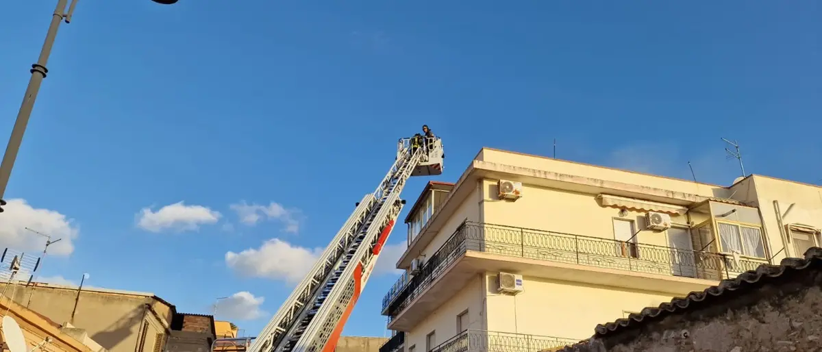 Reggio, vigili del fuoco spengono incendio in appartamento: nessuna vittima