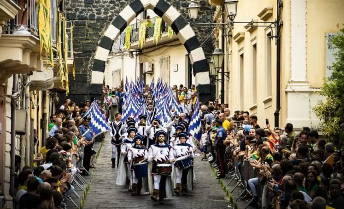 Scilla, Natale a Chianalea con il corteo degli sbandieratori