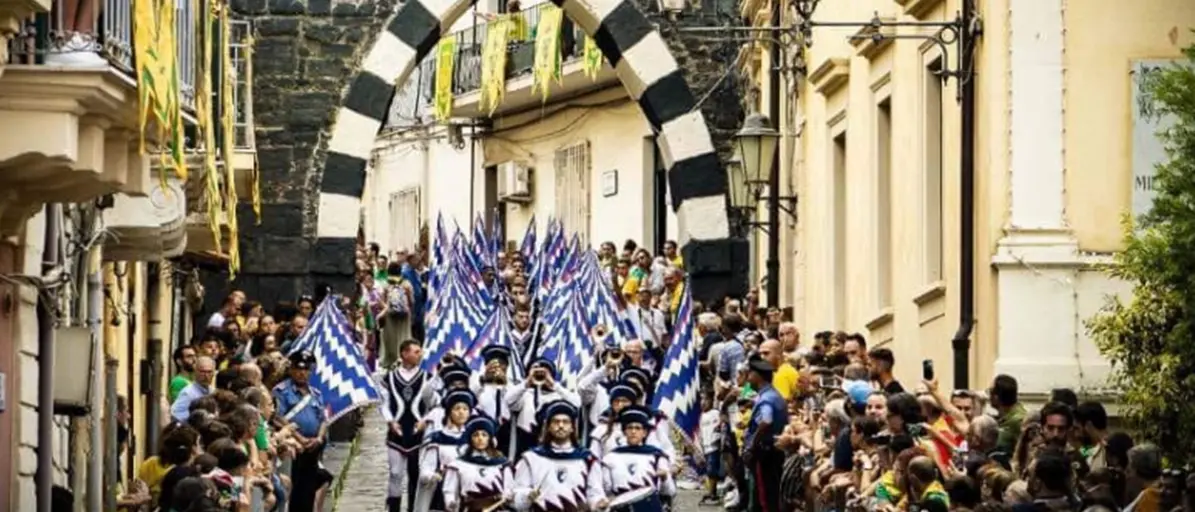 Scilla, Natale a Chianalea con il corteo degli sbandieratori