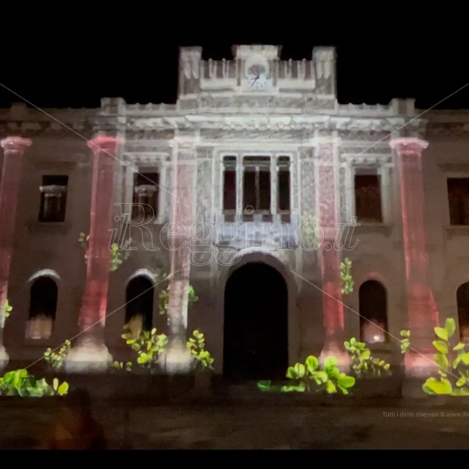 Reggio, gli auguri del Comune: sulla facciata di Palazzo San Giorgio la storia e il sogno della città che verrà - FOTO
