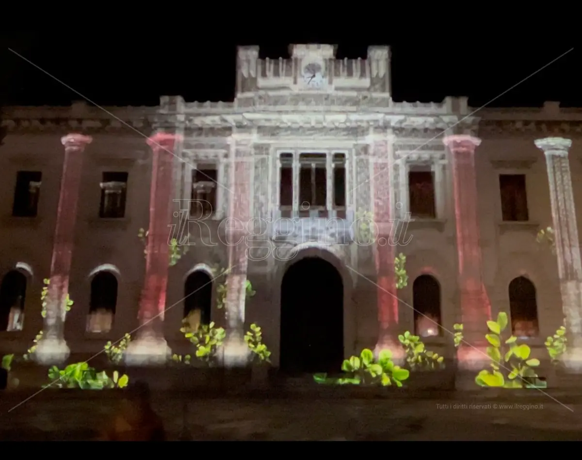 Reggio, gli auguri del Comune: sulla facciata di Palazzo San Giorgio la storia e il sogno della città che verrà - FOTO