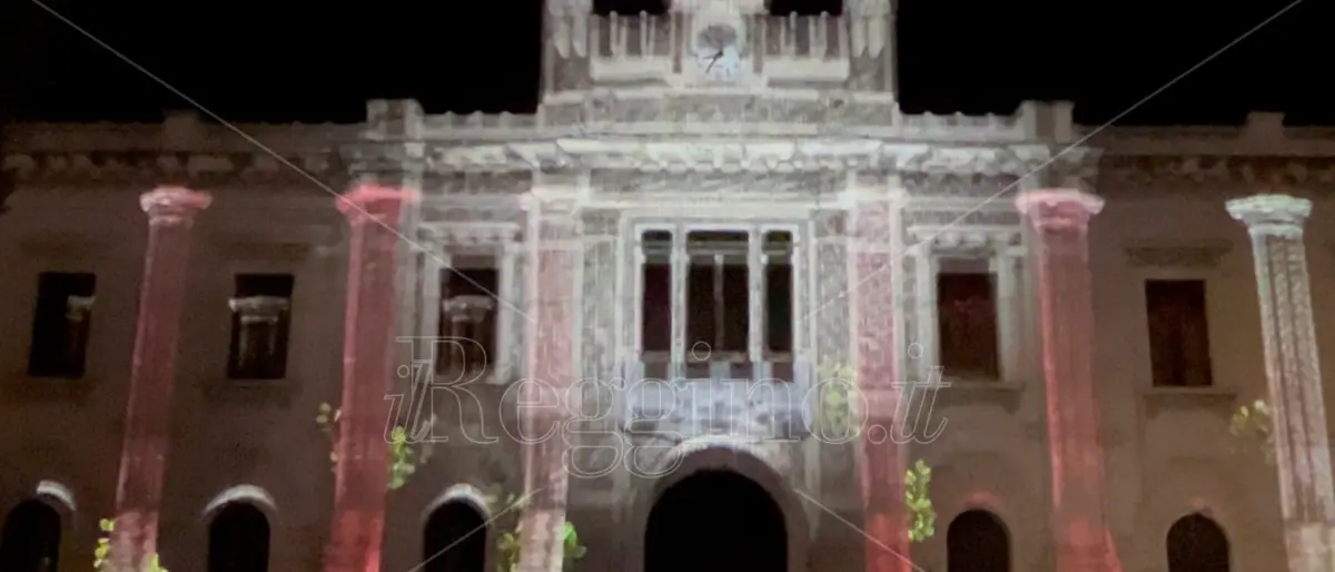 Reggio, gli auguri del Comune: sulla facciata di Palazzo San Giorgio la storia e il sogno della città che verrà - FOTO