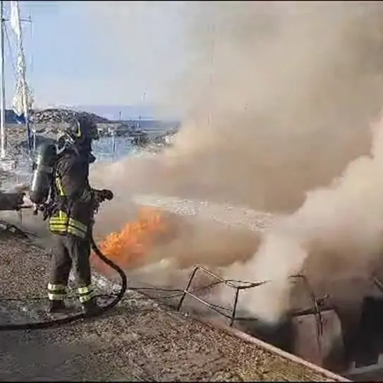 Roccella, imbarcazione in fiamme al porto - VIDEO