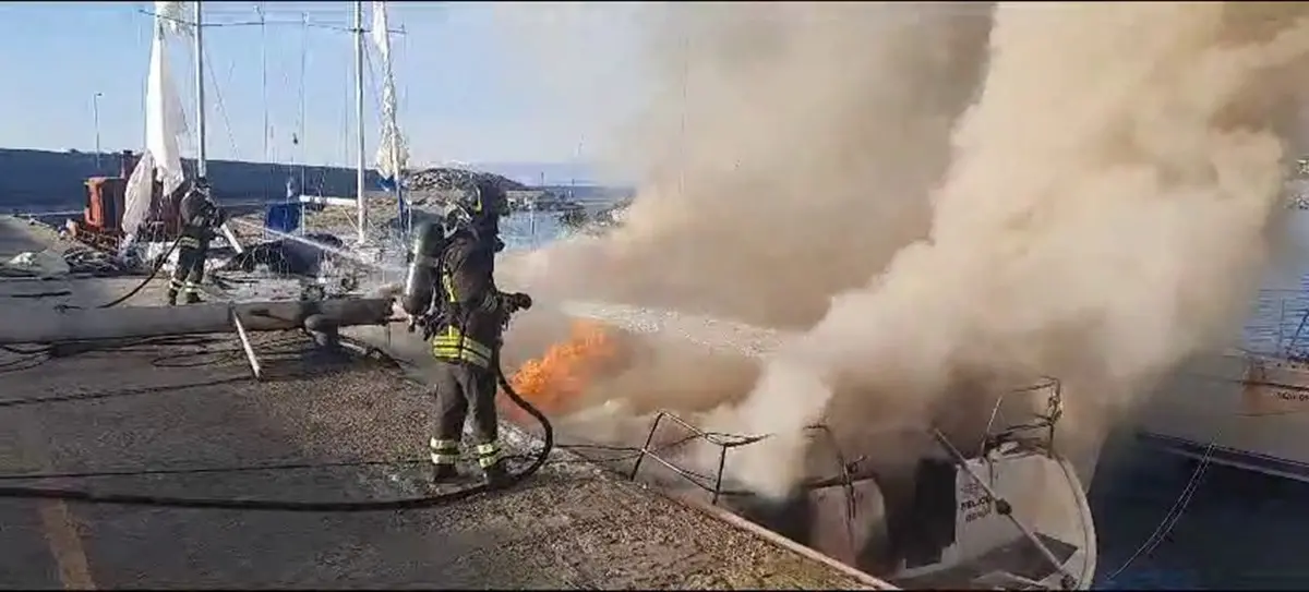 Roccella, imbarcazione in fiamme al porto - VIDEO