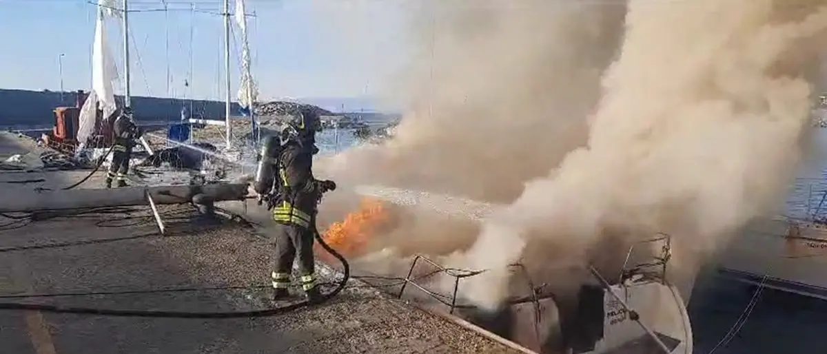 Roccella, imbarcazione in fiamme al porto - VIDEO
