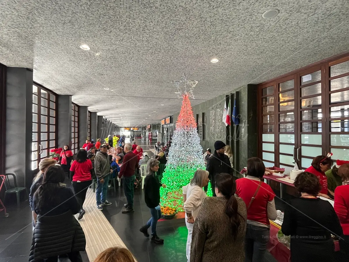 Reggio, il treno della solidarietà Caritas ha fatto tappa alla stazione Centrale