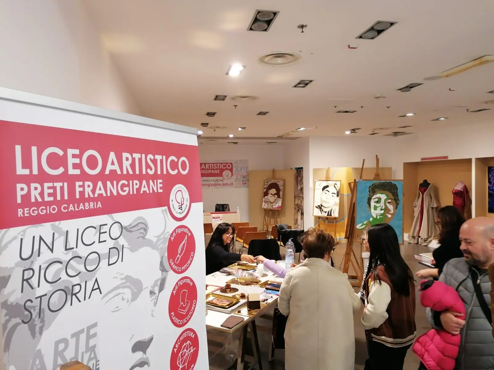 Reggio, festività natalizie con il Liceo Artistico al centro commerciale Porto Bolaro