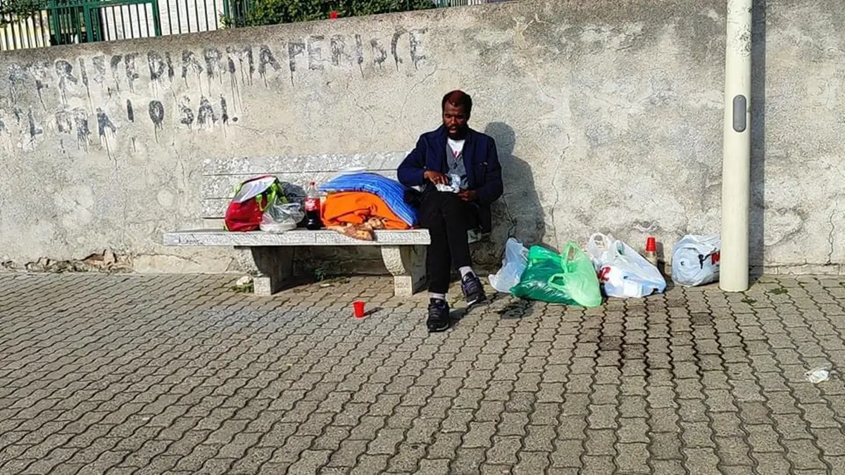 Clochard bullizzato a Bovalino, i volontari: «Ripareremo le sue ali così che possa volare»