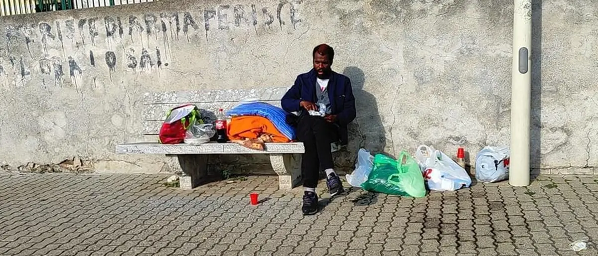 Clochard bullizzato a Bovalino, i volontari: «Ripareremo le sue ali così che possa volare»