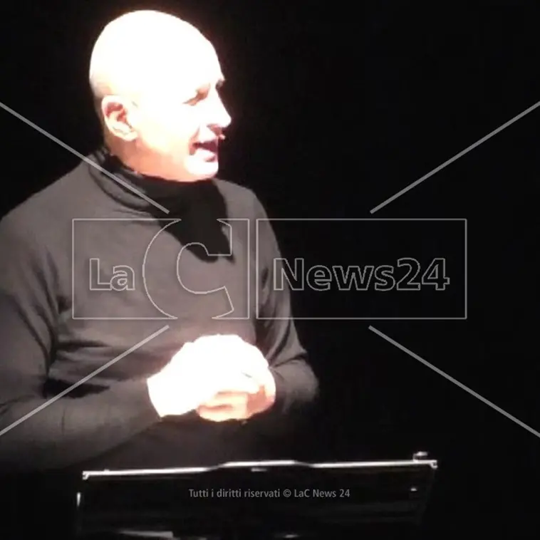 Polistena, Domenico Iannacone porta in scena il suo \"Che ci faccio qui\"