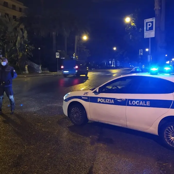 Auto investe due ciclomotori, due feriti su viale Italia a Reggio\n