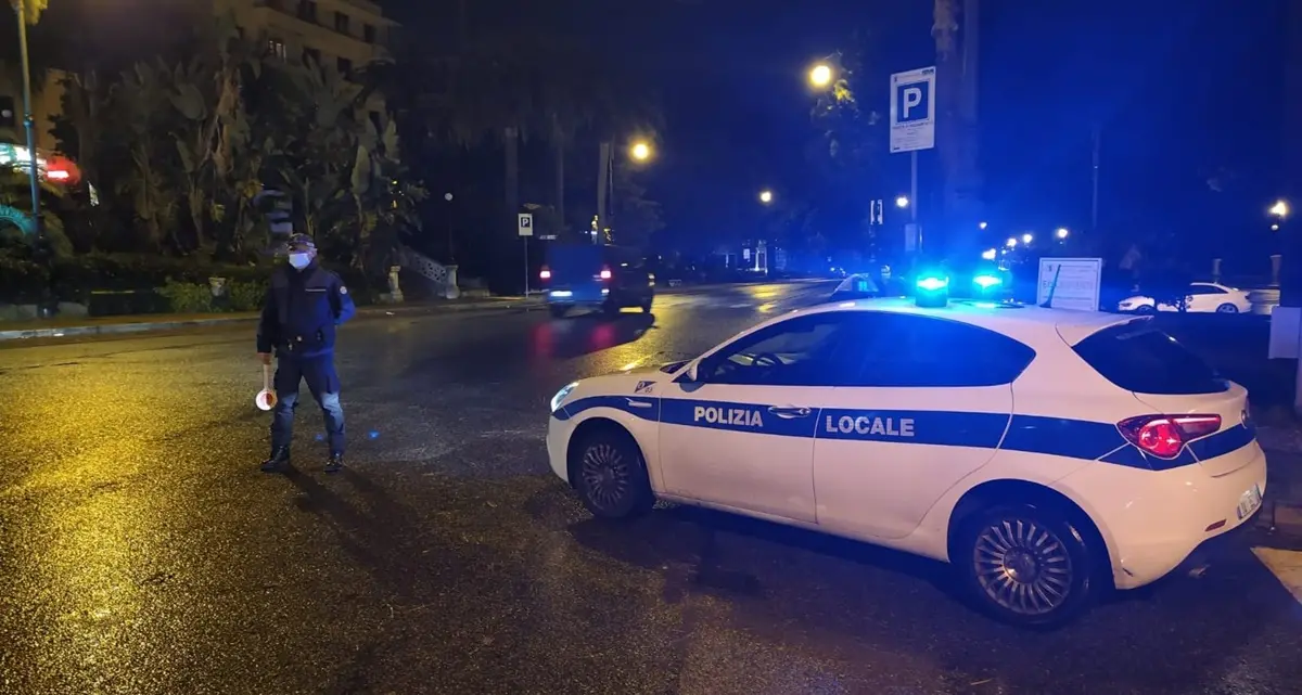 Auto investe due ciclomotori, due feriti su viale Italia a Reggio\n