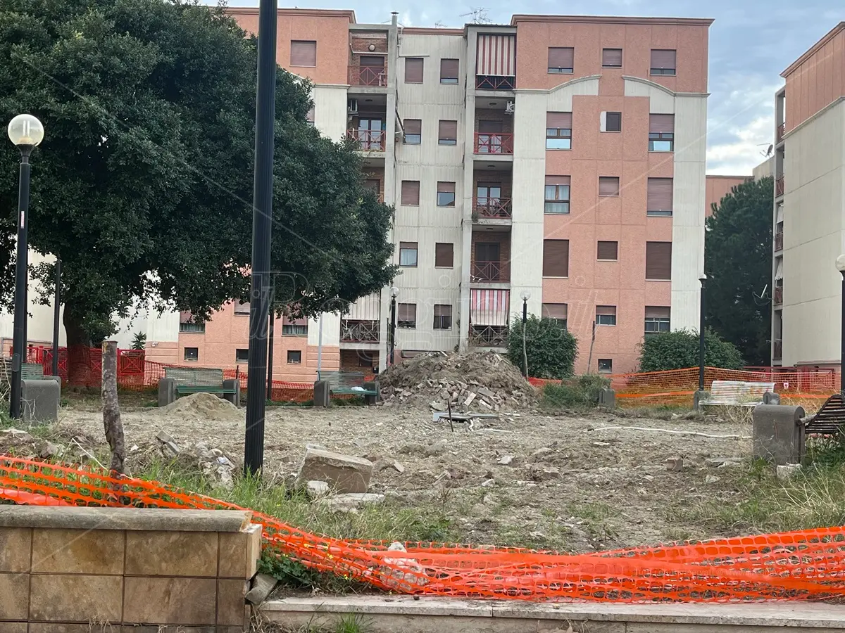 Reggio, al via il restyling del rione Marconi: demolita la fontana in stato di abbandono da anni - FOTO