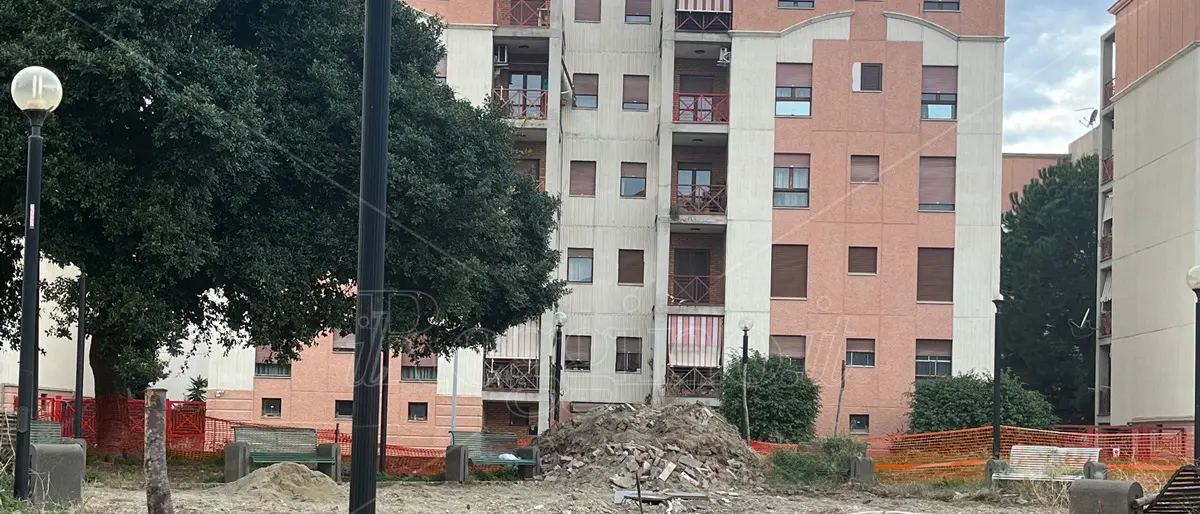Reggio, al via il restyling del rione Marconi: demolita la fontana in stato di abbandono da anni - FOTO