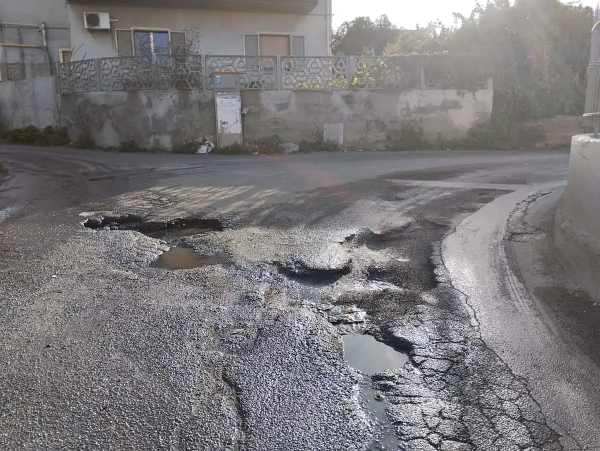 Reggio, le solite storiche voragini compromettono la viabilità a San Gregorio - FOTO