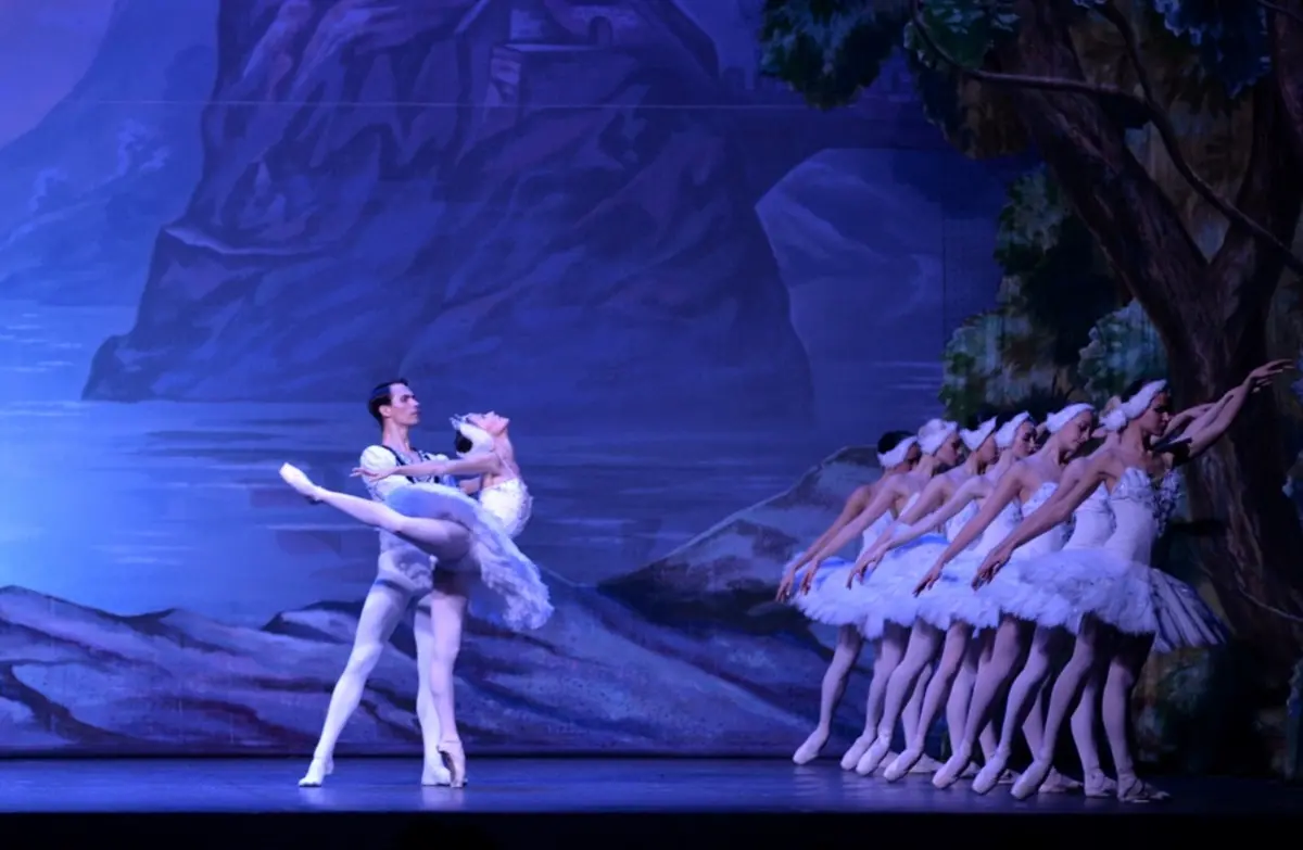 Palmi, al teatro Manfroce l'incanto de Il Lago dei Cigni con il Russian Classical Ballet
