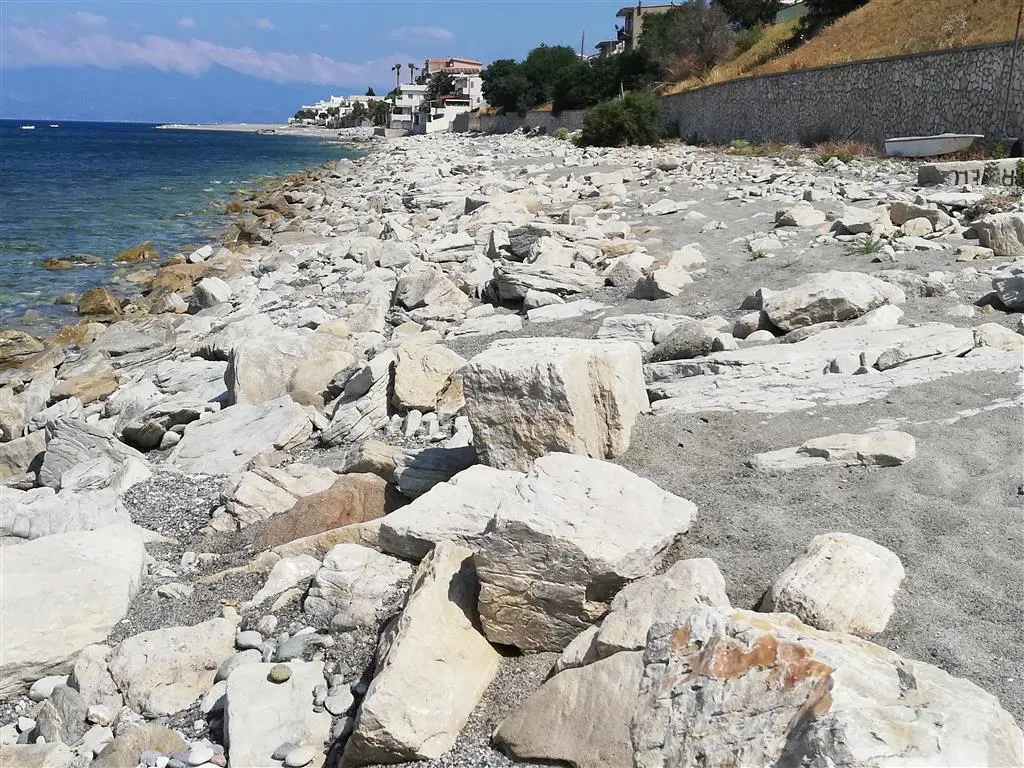 Ripascimento naturale del litorale di Lazzaro, Ancadic: «Atavico problema e solite risposte»