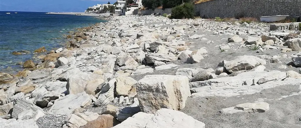 Ripascimento naturale del litorale di Lazzaro, Ancadic: «Atavico problema e solite risposte»