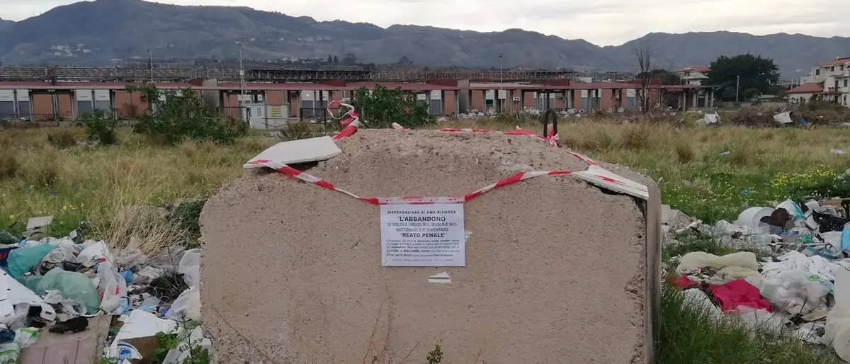 Reggio, tra i rifiuti a Mortara spuntano degli avvisi: area controllata da remoto… ma da chi?
