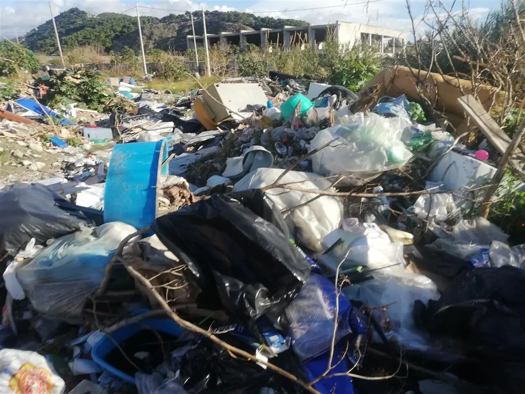 Melito Porto Salvo, l'acadia: «L'Asp certifica emergenza sanitaria a causa di una discarica a cielo aperto»
