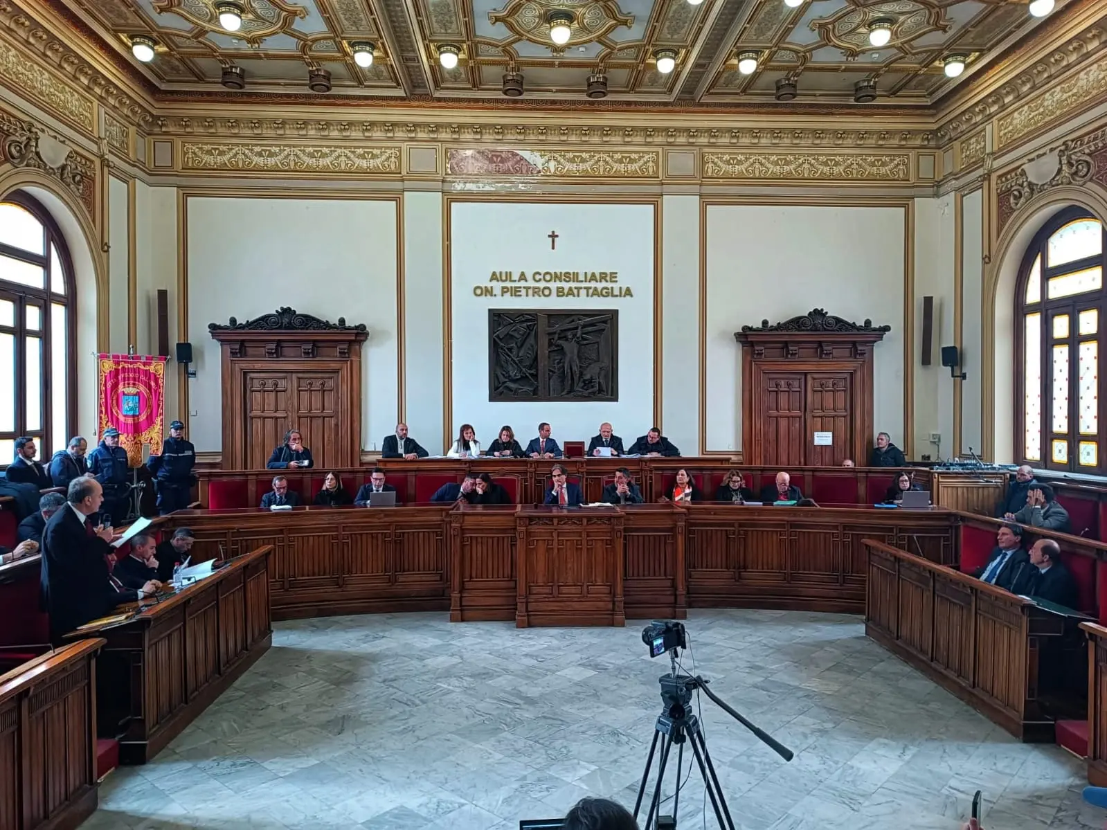 Reggio, il Consiglio comunale respinge la mozione di sfiducia al sindaco