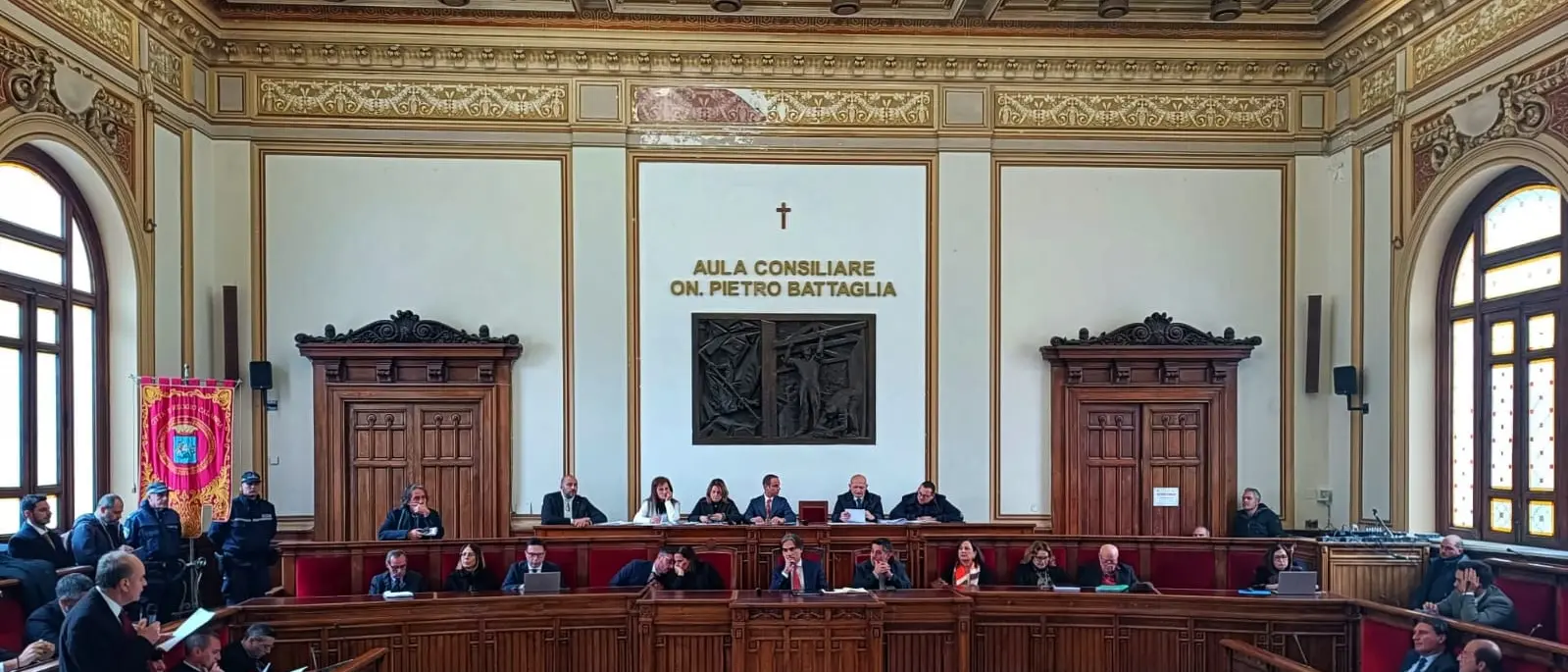 Reggio, il Consiglio comunale respinge la mozione di sfiducia al sindaco