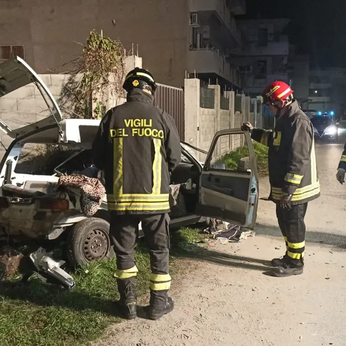 Rosarno, auto urta violentemente contro un pilastro in cemento: muoiono due giovani