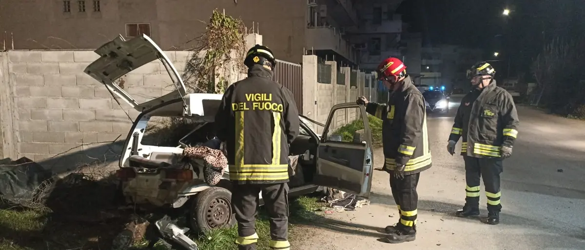 Rosarno, auto urta violentemente contro un pilastro in cemento: muoiono due giovani