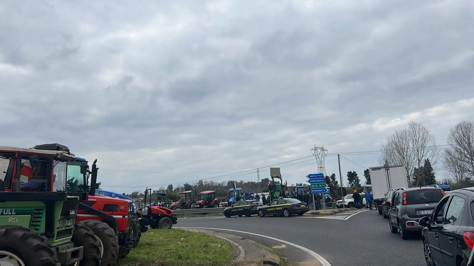 La protesta degli agricoltori continua, trattori rallentano il traffico sulla Piana